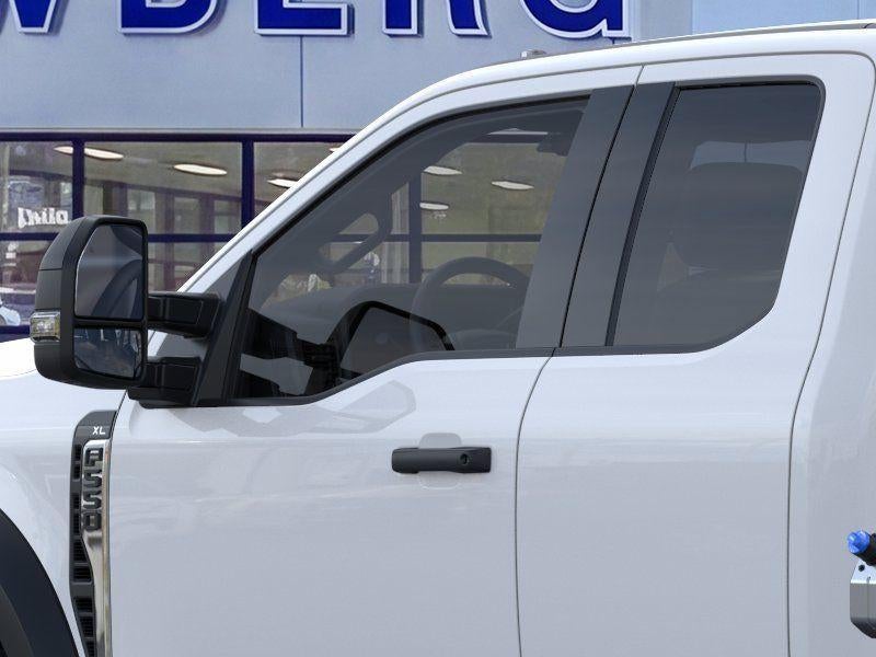 2026 Ford Super Duty F-550 DRW XL 4WD SuperCab 168" WB 60" CA