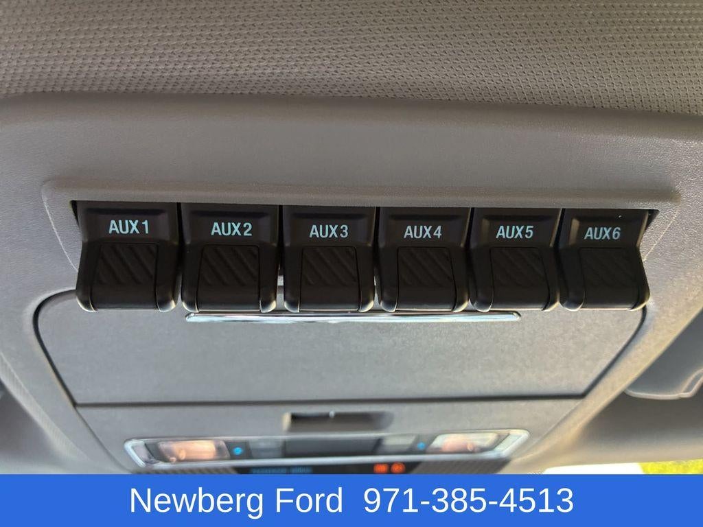 2025 Ford Super Duty F-350 DRW LARIAT 4WD Crew Cab 8' Box