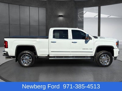 2017 GMC Sierra 2500 HD Crew Cab Standard Box 4-Wheel Drive Denali