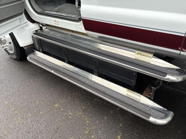 2008 Ford Super Duty F-650 Straight Frame Crew Cab XL